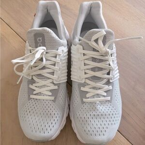 On Cloudswift Women’s Lace Up Sneakers- Like New-size 9